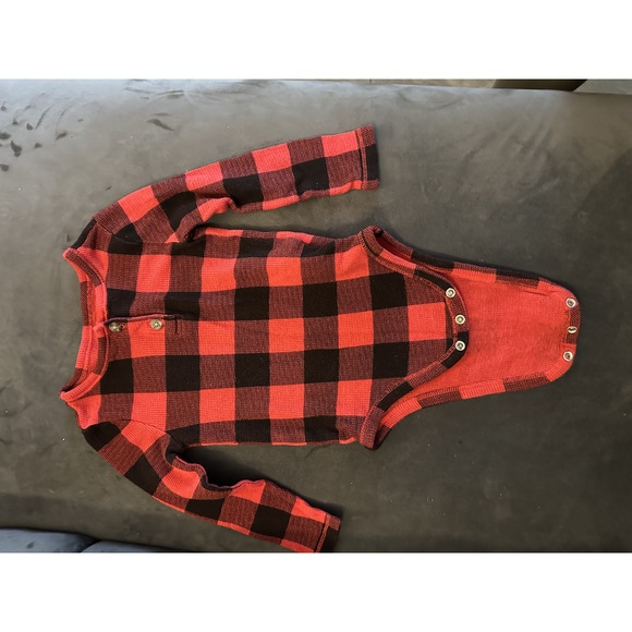 5/$10 Old Navy red/black plaid long sleeve onesie/bodysuit 18-24 months - Picture 1 of 3